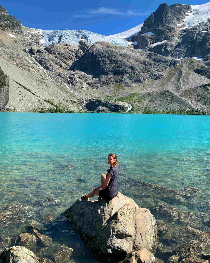 Joffre Lakes, Britská Kolumbie, Kanada Veronika sedí u tyrkysového horského jezera Joffre Lakes v Britské Kolumbii – zakladatelka agentury pro studium v Kanadě