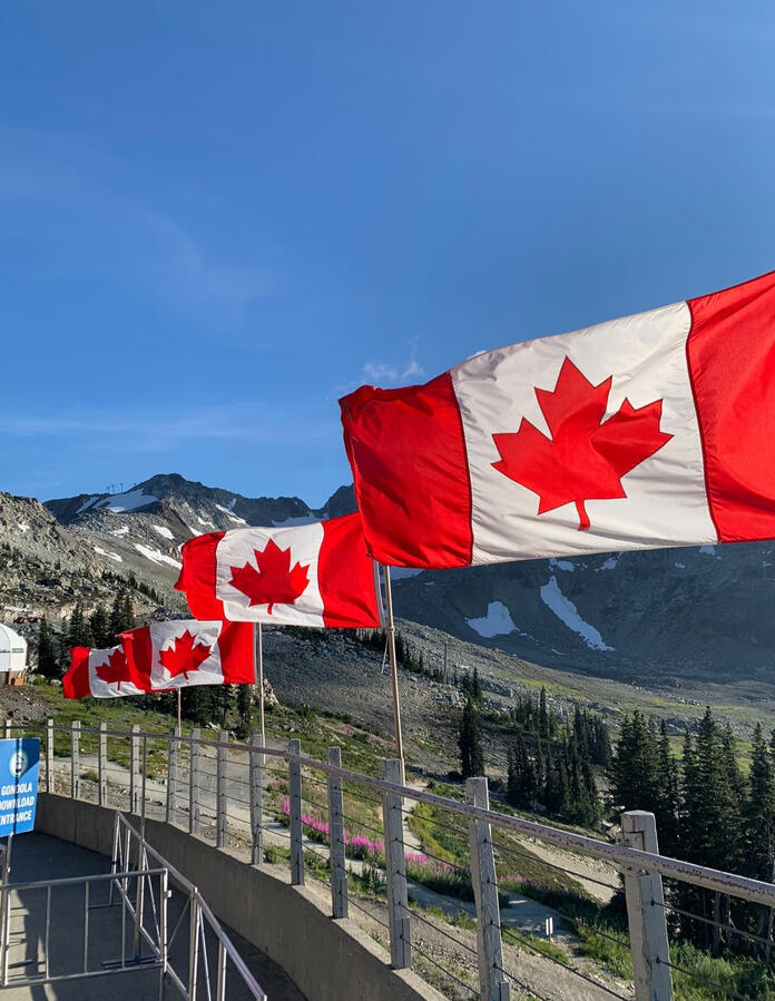 Whistler, Britská Kolumbie, Kanada Kanadské vlajky vlající na horské stanici ve Whistleru, Britská Kolumbie – život v Kanadě během studia v zahraničí